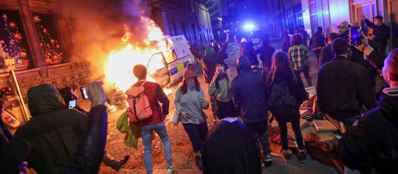 Βανδαλισμοί και καταστροφές στο αστυνομικό τμήμα του Μπρίστολ στην Αγγλία (βίντεο)